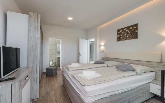 Amazing Home in Cervar With Wifi, 4 Bedrooms and Outdoor Swimming Pool - Hotel in Porec - Photo 4