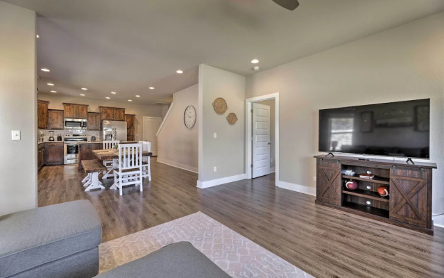 Fayetteville House: Pool Access & Gas Grill!