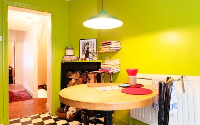 Lovely & Central Garden Flat in Victoria