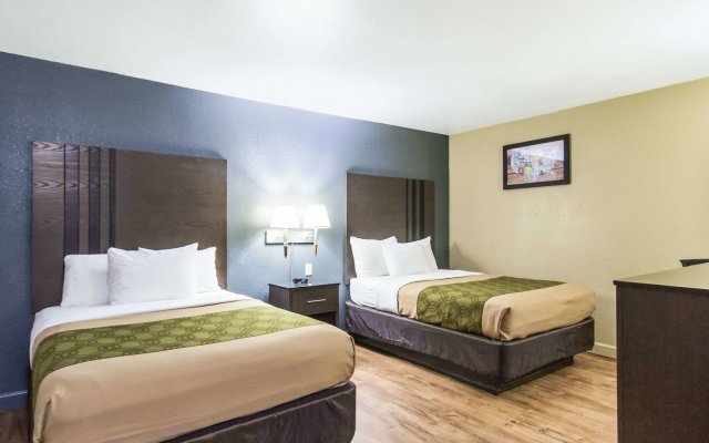 Econo Lodge  Inn and Suites I-35 at Shawnee Mission