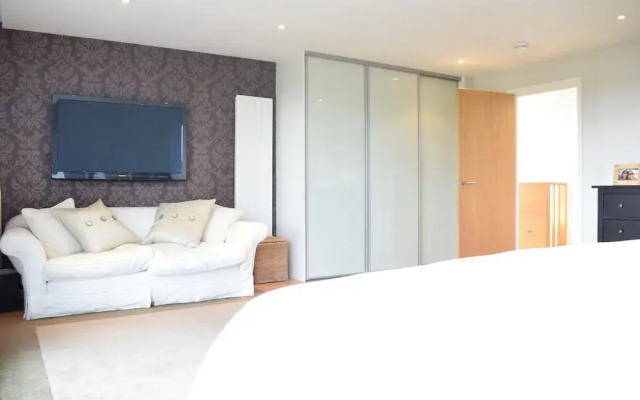 Spacious 2 Bedroom Penthouse in Islington