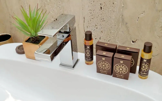 Trevi Diamond Luxury Suites & Jacuzzi