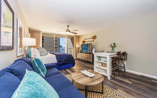 Royal Kahana 318 Studio Bedroom Condo by RedAwning