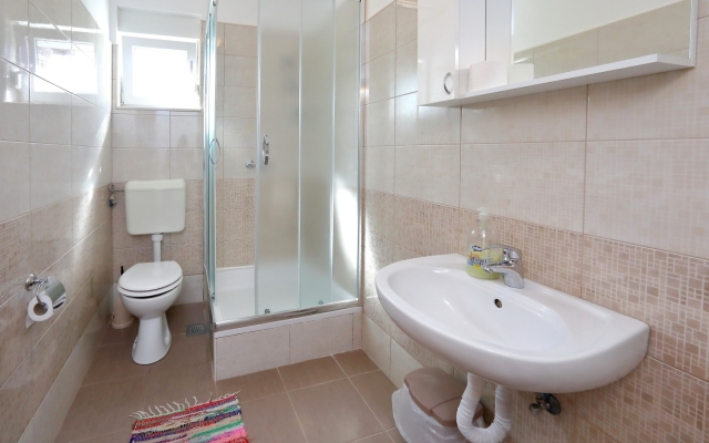 Apartment Aleksandra - 10 m from sea: A6 Bibinje, Zadar riviera