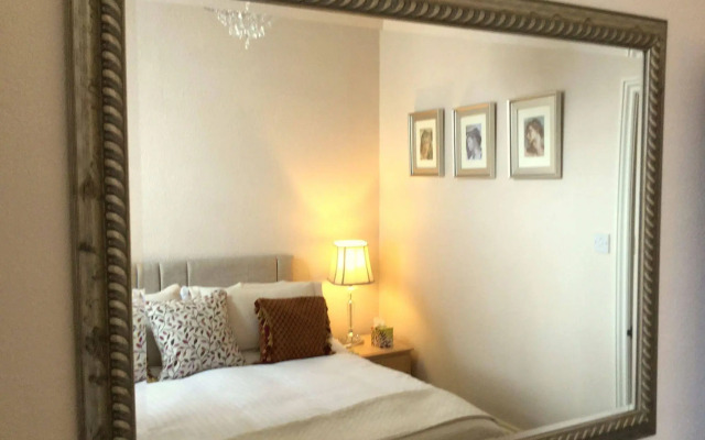Muntham Holiday Apartments & Town House