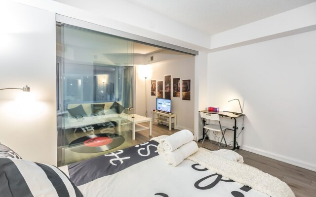 Executive Class, Downtown Luxury Condo @ Yorkville