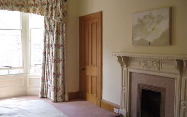 3 Bedroom Flat Near The Meadows Sleeps 6