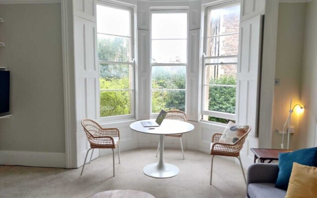 Serene 2 Bedroom Apartment in Clifton
