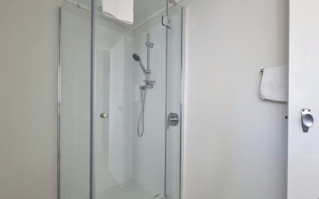 Lovely 2- Bedroom Unit with Free Parking