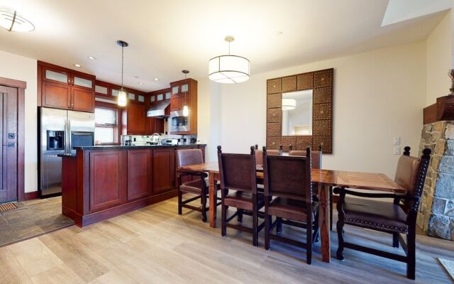 Juniper Crest 7 Private Hot Tub, 2 Car Garage, BBQ, Walk to the Lifts and Mountain Views by RedAwning