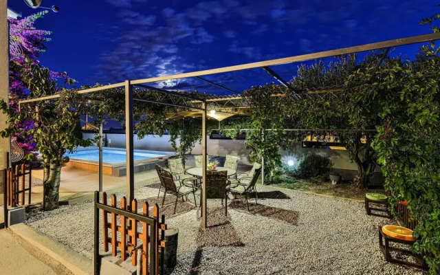 Nice Home in Kastel Luksic With Wifi and 6 Bedrooms