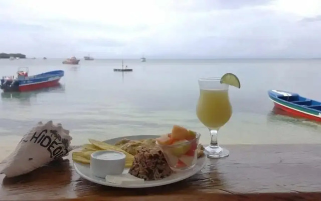 Las Palmeras Beachfront Hotel