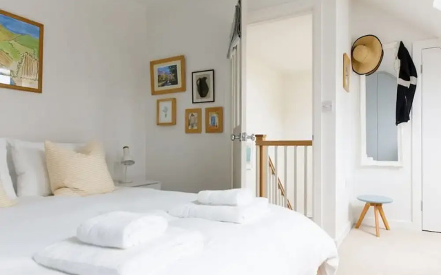Pretty Coastal Home in Bosham Close to Water