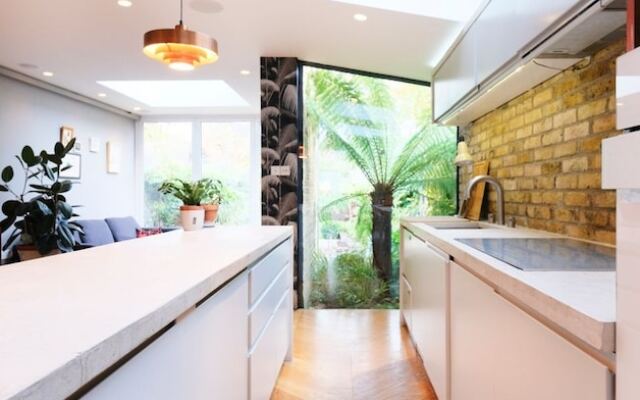 Spacious Modern 3 bed Architect-designed House