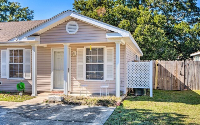 Cute Pensacola Townhome ~ 9 Mi to Downtown!