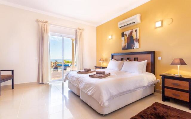 CoolHouses Algarve Luz, 5 bed villa & pool, Casa N