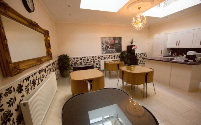 Royal London Hotel by Saba