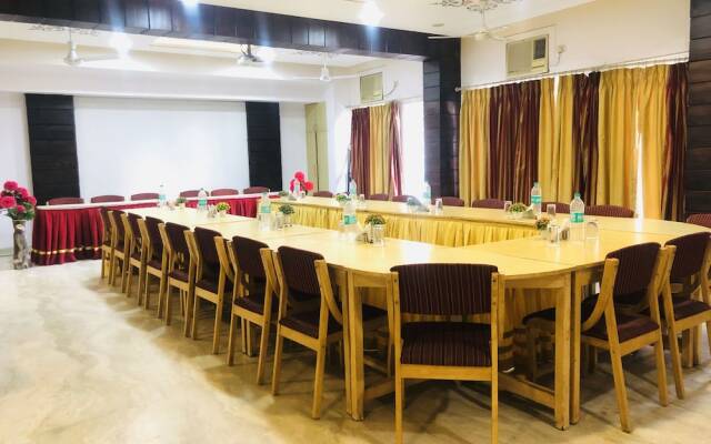 OYO 10323 Hotel Gorbandh