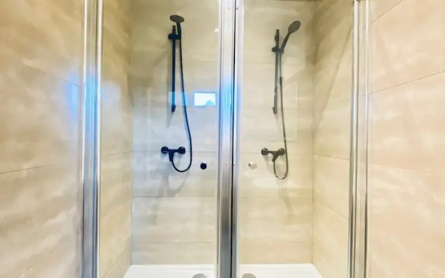 Spacious 4BR for 15 & 15 Min to Danube