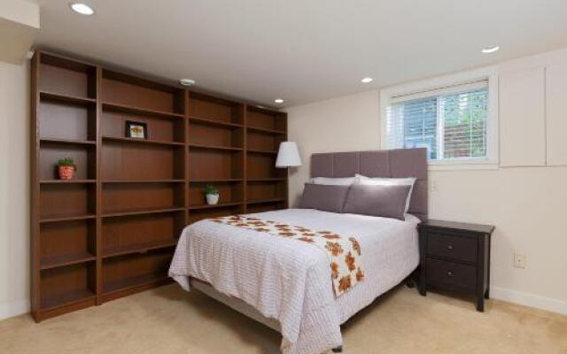 Cozy 3 Bedroom Suite near Queen Elizabeth Park