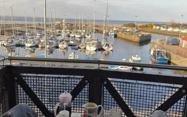 Harbour View & Beach 50m from doorstep!