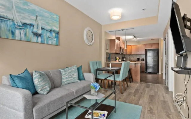 Modern DT Condo Balcony Parking Gym Hot Tub