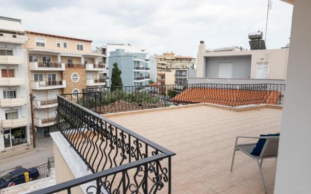 Outstanding Private Apartment Near City Center with Balcony
