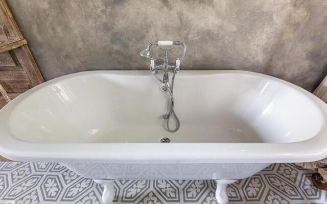 Villa Liberty 1927 with heated pool in the park
