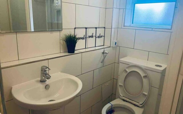 Immaculate 6-bed House in Coventry