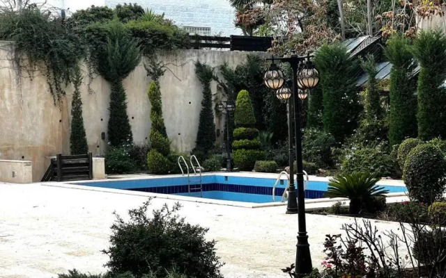 Spacious Amman flat with garden and Pool