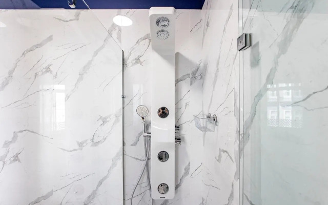 Artistic 2BR Flat Downtown w/ AC by LovelyStay