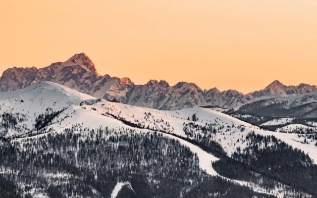 Lovely Chalet With hot tub