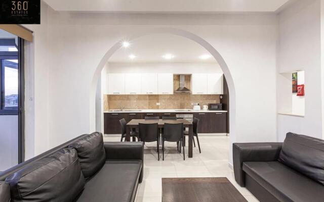 Seafront 4BR APT with mesmerising Balcony & VIEWS by 360 Estates