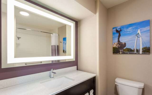 La Quinta Inn & Suites by Wyndham Wichita Airport