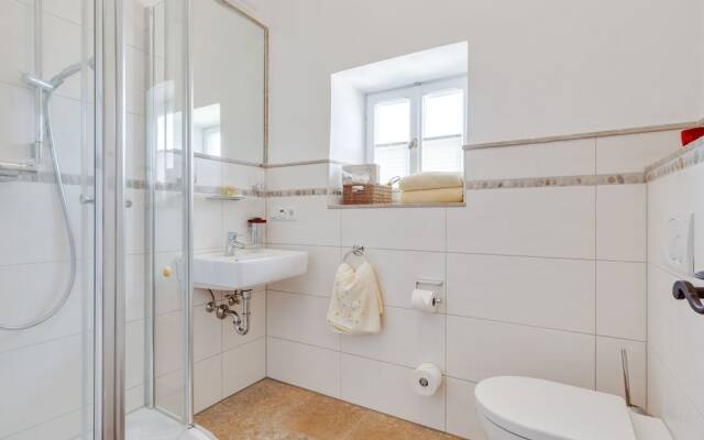 Lavish Castle in Riedenburg with Garden near Lake