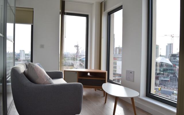 Modern 1 Bedroom Apartment With Views in Stratford