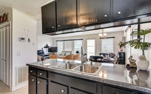 Pet-friendly Galveston Home - Walk to Beaches!