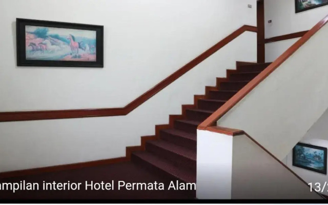 RedDoorz Plus near Taman Safari Indonesia