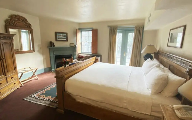 The Red Lion Inn Resort 1704