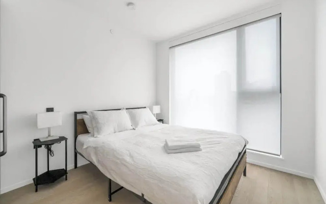 Chic Urban Stylish Condo in Downtown V