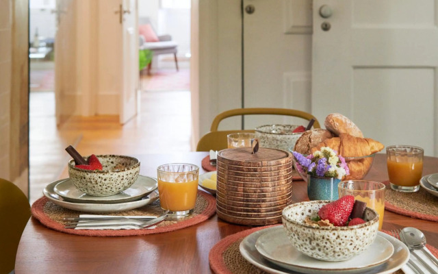 Sunny Pink Street Historical Apt, By TimeCooler