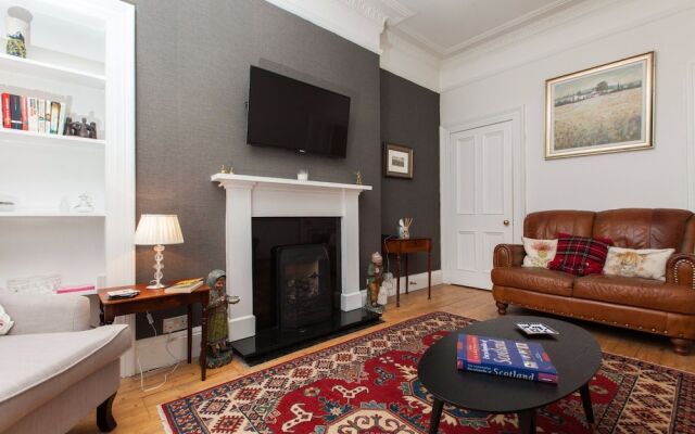 Charming 2-br Flat for 4 in Quiet Corstorphine