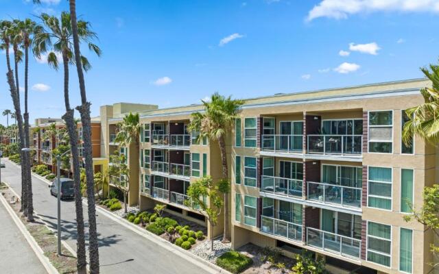Beautiful Beachside Apartment With Marina View