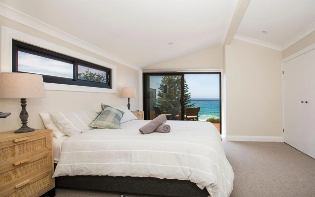 Seaview - Pet Friendly with Stunning Views - 1 Min to Beach
