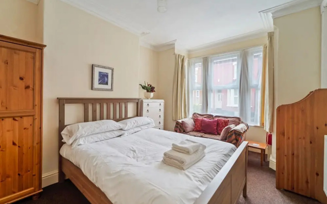 4 Bed Homely Retreat - Wolverhampton