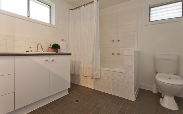 Red Brick Beauty - Central Cottage – Bathroom – Albury