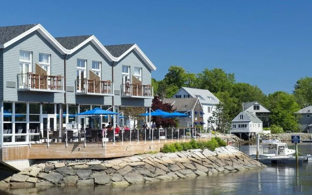 The Boathouse Waterfront Hotel & Marina