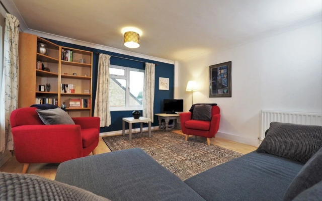 Quiet APT Sleeps 4-6 Central Windsor With Parking