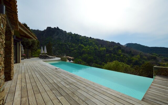 Villa piscine à débordement panorama