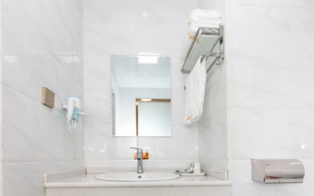 Huayi Hotel (Puyang East High-Speed Railway Station)